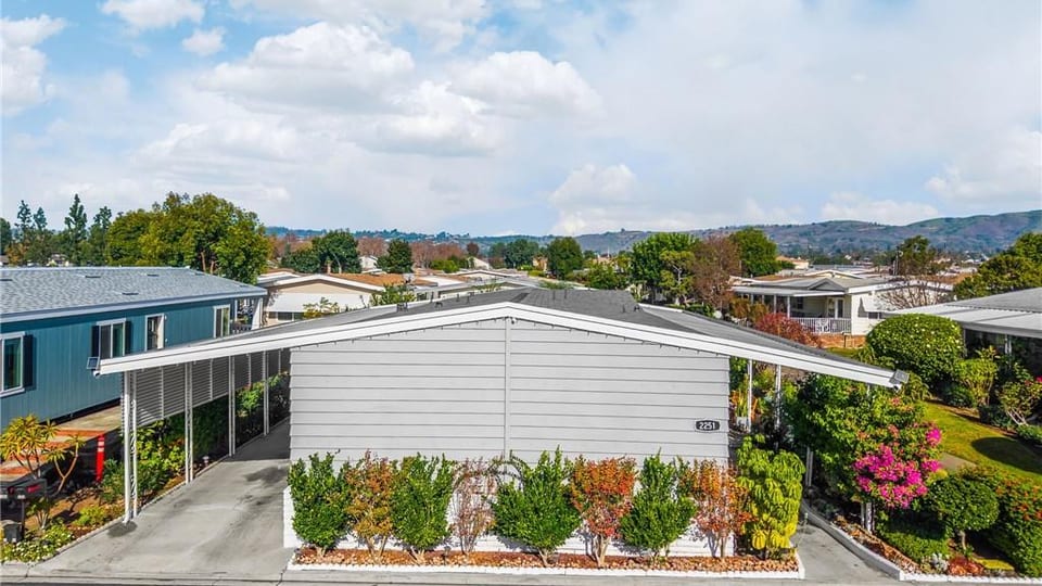 Lake Park La Habra home and neighborhood view